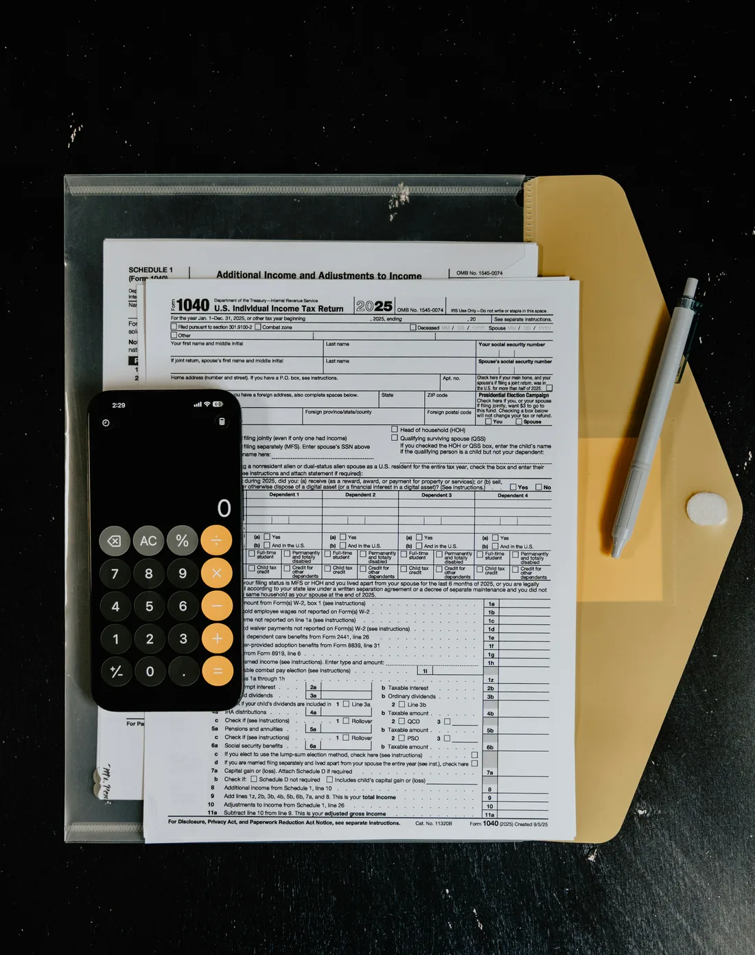 Documents comptables et calculatrice sur un bureau