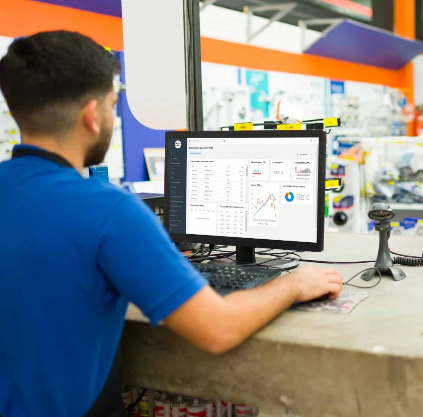 Préparateur consultant Divalto Business sur un poste informatique en entrepôt