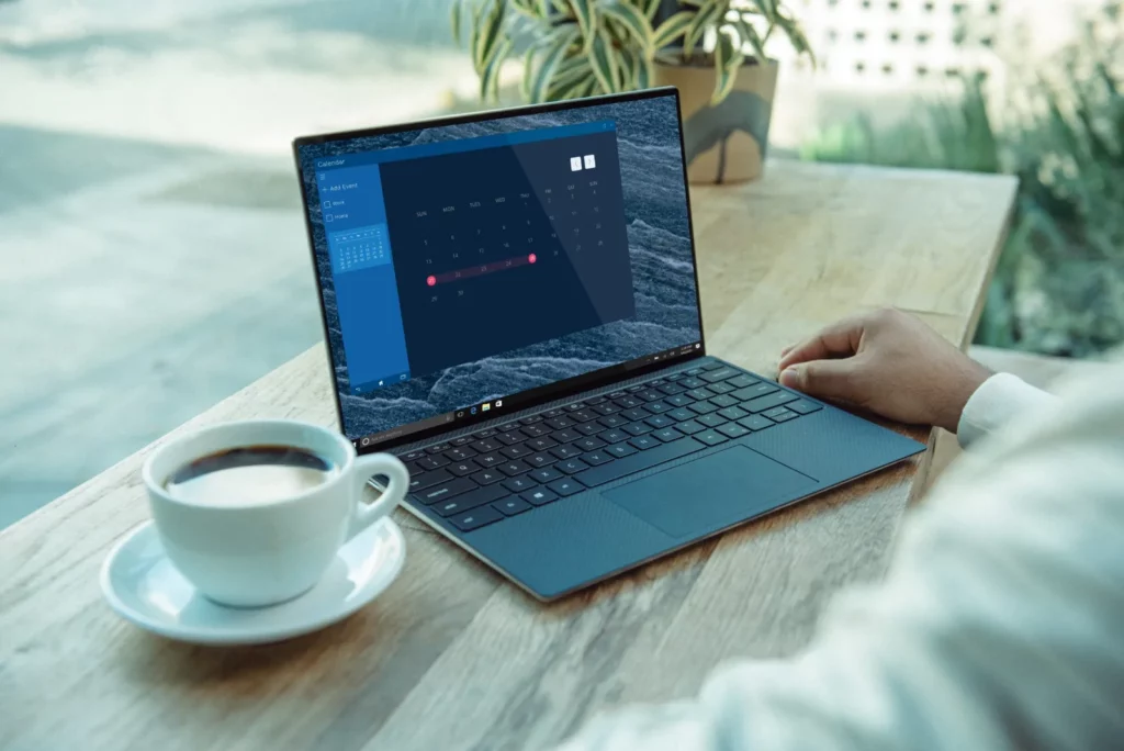 Ordinateur portable et tasse de café sur un bureau